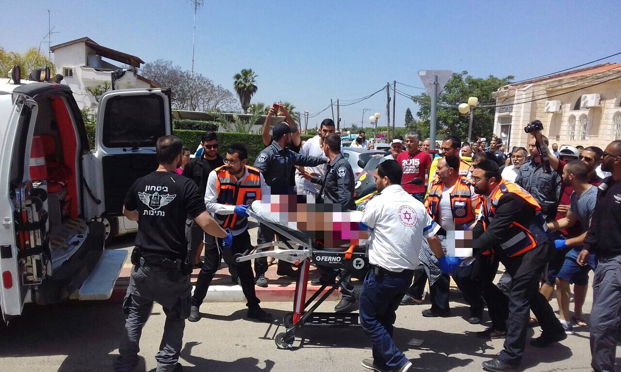 אחד הפצועים מובל לאמבולנס (צילום: תיעוד מבצעי מד''א)